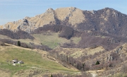 25 I prati della Sella, sullo sfondo il Monte Duemani...